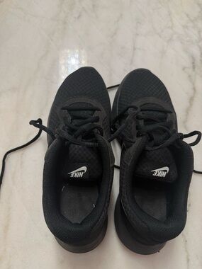 Nike Tanjun Women's Athletic Black Shoes 7.5